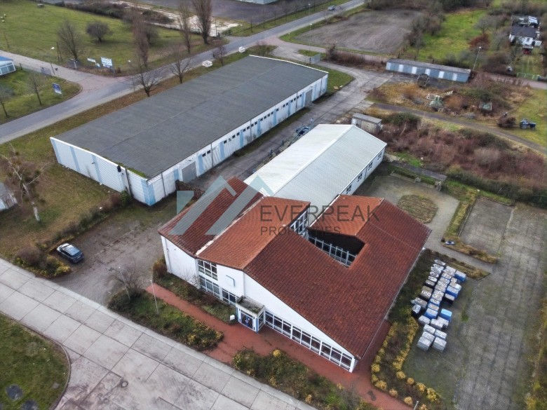 Großzügiges Gewerbegrundstück mit Bürogebäude und Hallen